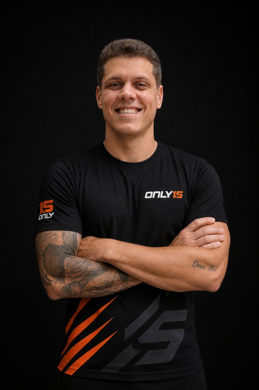 Carlos Pacheco de braços cruzados, com a camiseta do ONLY15.